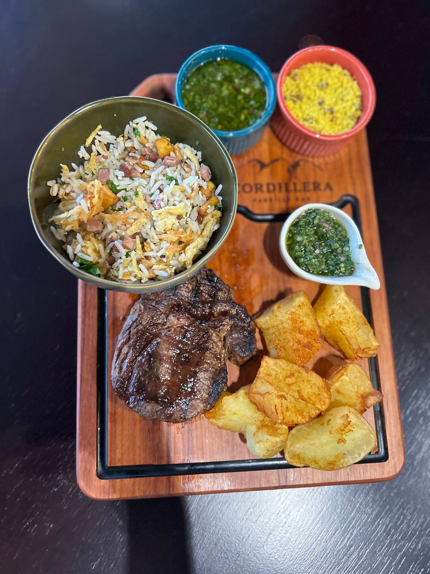 Tábua de picanha com farofa, batatas e molhos do Cordillera