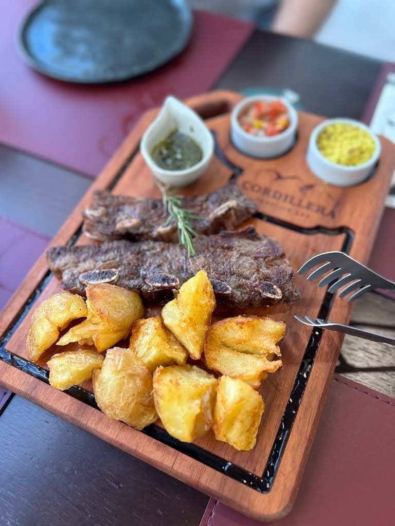 Picanha fatiada com batatas na tábua do Cordillera